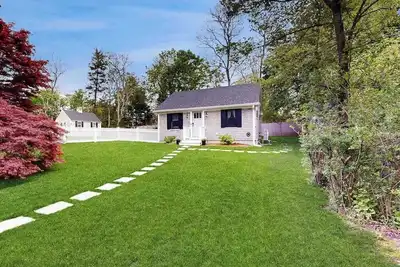 Image de Beautifully remodeled cottage near the beach with central Ac, gas grill & lawn