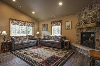 Image de Contemporary dog-friendly cabins with hot tub, fireplaces, patios, & game room
