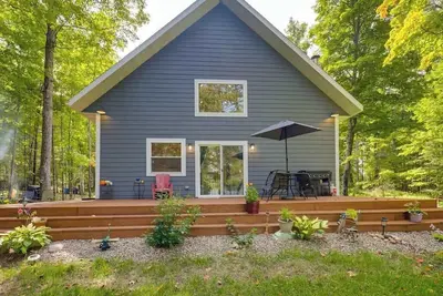Image de Lakefront home with, dock, kayaks, paddle boards, fire pit & more