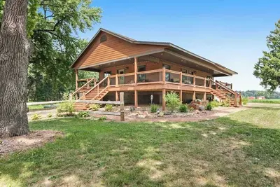Image de Inviting home with game room, firepit, full kitchen, & W/D