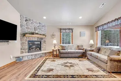 Image de Modern dog-friendly cabin with hot tub, gas fireplace, patio, grill, & washer/dryer