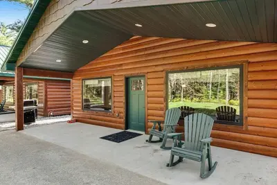 Image de Inviting dog-friendly cabin with hot tub, fireplace, patio, grill, central Ac, & W/D