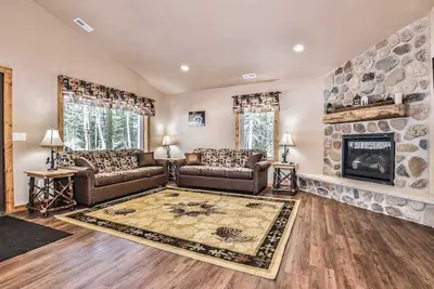 Image de Stylish dog-friendly cabin with hot tub, fireplace, patio, grill, central Ac, & W/D