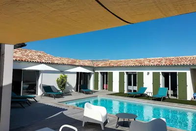 Image de Villa avec piscine 4 chambres au calme sur voie privée avec 4 stationnements