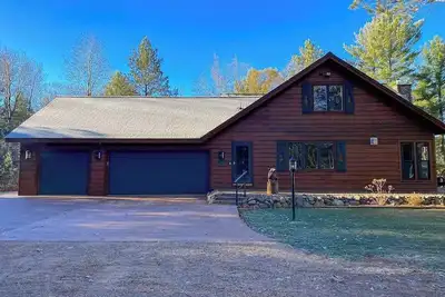 Image de Lakefront home with game rooms, dock, kayaks, private beach, fireplace, firepit