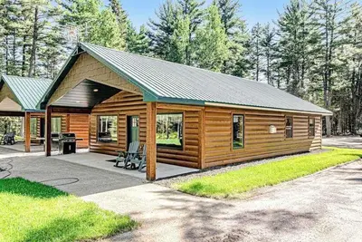Image de Modern dog-friendly cabins with hot tub, fireplace, patio, grill, central Ac, & W/D