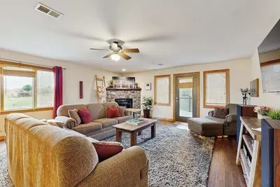 Image de Lovely home overlooking golf course with WiFi, Ac, pool, hot tub - near lake