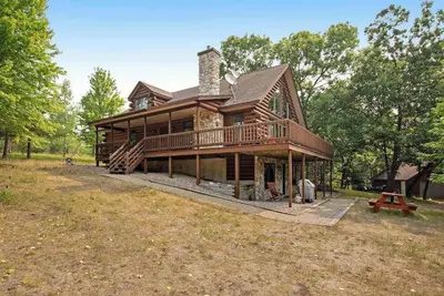 Image de Secluded, dog-friendly home with tree-lined view, firepit, fireplace, & deck