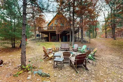 Image de Gorgeous home w/ shared dock and lake access - spacious deck and firepit