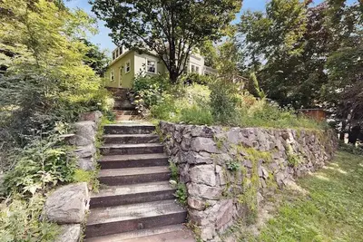 Image de Dog-friendly downtown home with hot tub & deck
