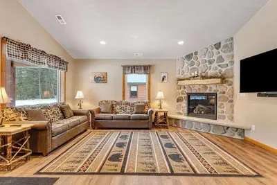 Image de Modern dog-friendly cabin with hot tub, gas fireplace, patio, grill, & central Ac