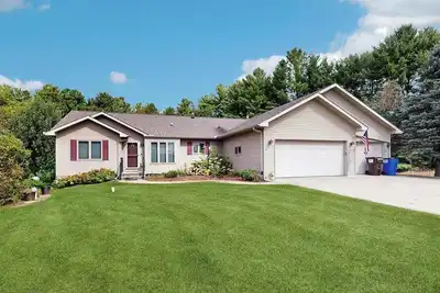 Image de Lakefront home with  grill, firepit, pool table, & jetted tub