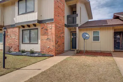 Image de Totally updated Townhouse located in a great area with pool access in the summer