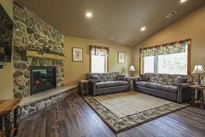 Image de Modern dog-friendly cabin with hot tub, gas fireplace, patio, grill, & washer/dr