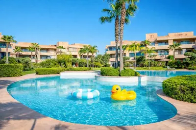 Poolside Living • Netfix - Café • 2br Prestigia