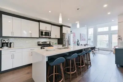 Image de 3br | Garage | Dt Views | Central | Lux Townhome