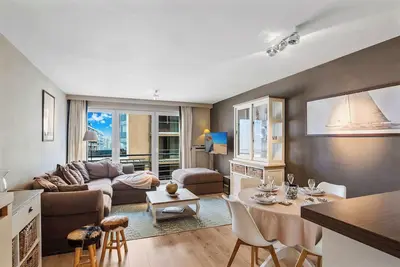 Image de Stylish renovated 2-bedroom apartment in with garage
