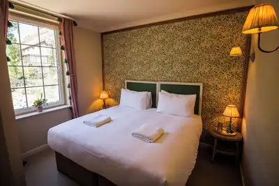 Image de A spacious and light-filled setting offering a calm and adaptable environment.