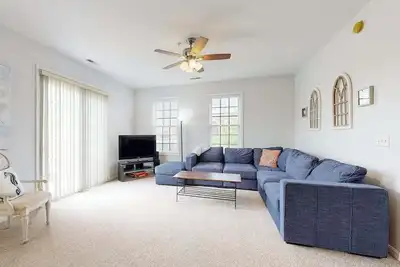 Image de Village of Five Points condo with pool, gym, and tennis access