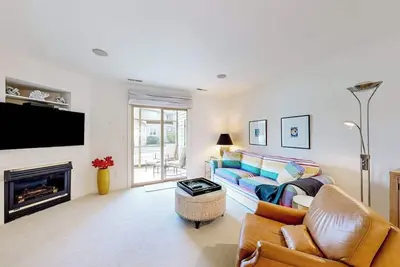 Image de Plantations East dog-friendly townhouse with fireplace & water view