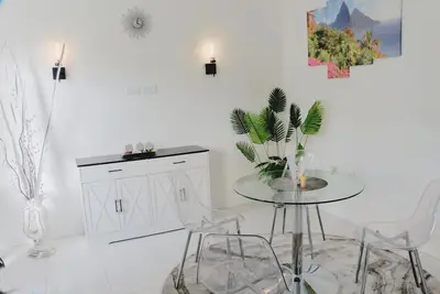 Image de Experience comfort and serenity in this stylish 2 bedroom minutes from the beach