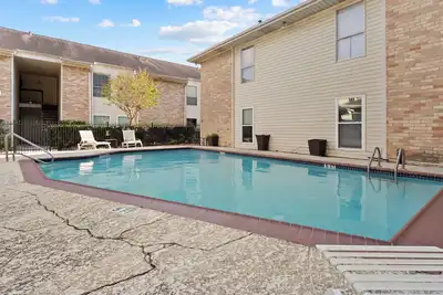Image de 2-bedroom condo in tranquil Greater Uptown, near The Galleria Mall