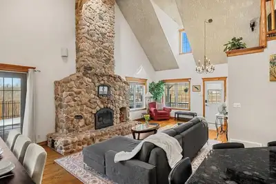 Image de Fern & Pine | 4br Retreat w/ Games & Spacious Yard