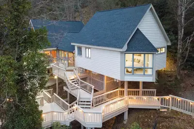 Image de 7 Acres Stunning Custom \"Treehouse\" on the New River - 2 King Beds, 2 twin lofts