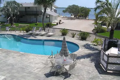 Image de 2br Island Cottage w/ Pool, Beach Access, Kitchen & Dock Fishing