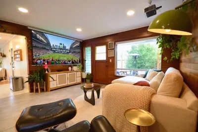 Image de 70s Cedar Lounge Cinema · 3br 2ba West Seattle Home · World Cup Base Camp