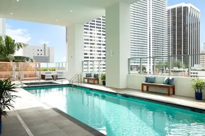 Image de 4 Coastal City Hub: Near Port of Miami | Infinity Pool & Gym - 1. 7 miles