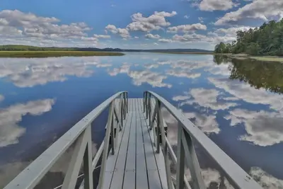 Image de Luxe Bayfront Cabin w/ Stunning Views & Shared Dock- Ideal for Hunting & Fishing