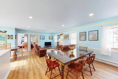 Image de Spacious single-level duplex with fast WiFi, two full kitchens, deck, & yard