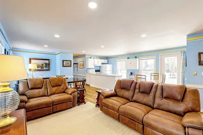Image de Colorful duplex home with a large yard, deck, WiFi, & ideal Midcoast location