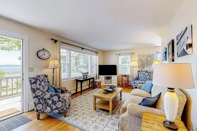 Image de Oceanfront property with 2 homes, firepit  & decks - walk to Barrett Park & town