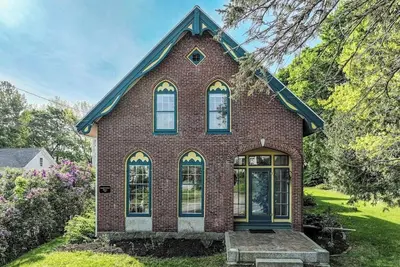 Image de Elegant Victorian Gothic Revival home with wet bar, sunroom, & washer/dryer