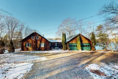 Image de Riverfront retreat with a furnished deck, washer/dryer & fast WiFi
