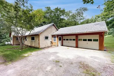 Image de Charming Cottage with Modern Updates, Bbq Grill, and Nearby Attractions