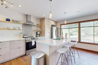 Image de Spacious House with Modern Comforts and Nature