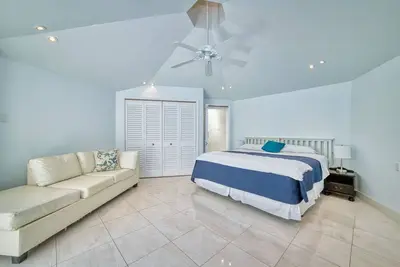 Image de 'Smurf Hut' Oasis 2 Bedroom Townhome