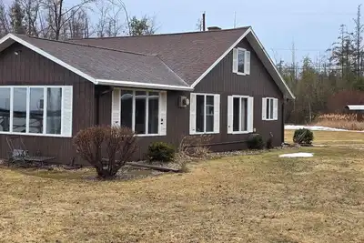 Image de Cozy cottage rests directly on Shawano Lake - swimming, fishing, boating, dock.