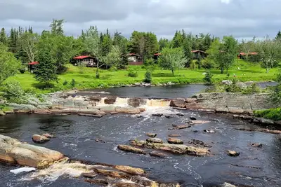 Image de Deluxe Accessible King Chalet with River View Deck