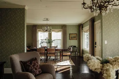 Image de The Rosebury Cottage is curated by interior designer Julia Arceri.