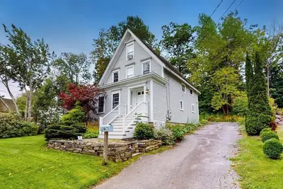 Image de Gorgeous, walkable home with water view, deck & washer/dryer - snowbird-friendly