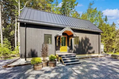 Image de Charming New Home with Hot Tub, Spacious Deck, Gas Grill, WiFi, and Washer/Dryer