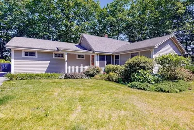 Image de Secluded lakefront home with patio & firepit, fast WiFi, wood stove & W/D