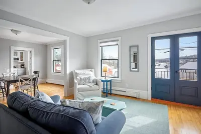 Image de Waterfront, walkable, updated home with harbor views &  partial Ac