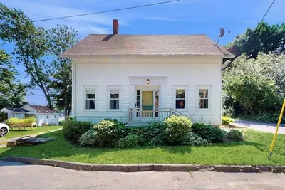 Charming Cape-style House with Panoramic River Views and Modern Amenities