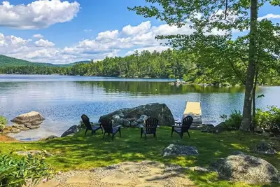 Image de Spacious Lakefront Home with a Sandy Beach, Kayaks, and Stunning Panoramic Views