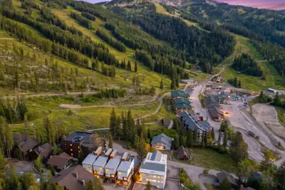 Image de Luxe Arie Ski Haus | Amazing Mountain Views | Ski In / Ski Out | Roof Deck